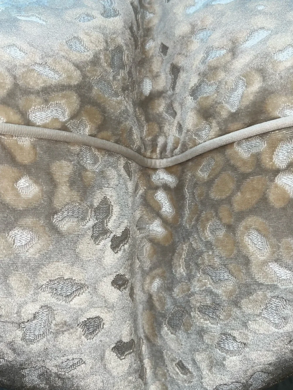 1-NWT CALLISTO HOME GOLD GRAY LEOPARD DESIGN LUXURY DECORATIVE PILLOW(T02753F11)